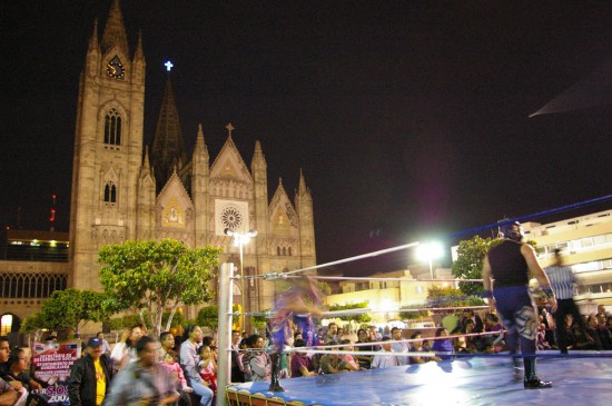 Lucha Libre in front of the Expiatorio